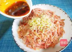 Illustration of how to make steamed carrot shreds 9