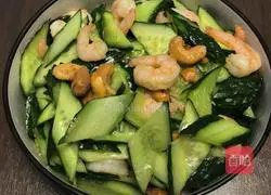 Illustration of how to make fried cucumber with shrimps and cashew nuts 4