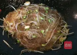 Illustration of how to make fried vermicelli with bean sprouts 6