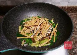 Illustration of how to stir-fry garlic sprouts 10