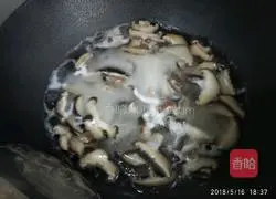 Illustration of how to stir-fry pork belly with dried mushrooms 3