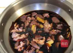 Illustration of how to make waterless pig trotters 3