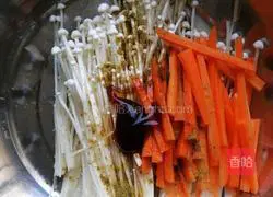 Illustration of how to make bacon enoki mushroom rolls 4