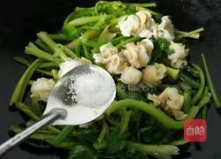 Illustration of how to make fried scallops with celery 5