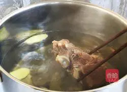 Illustration of how to stew spring bamboo shoots with plum meat bones 5