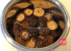 Illustration of how to make braised chicken with fish maw and mushrooms 1