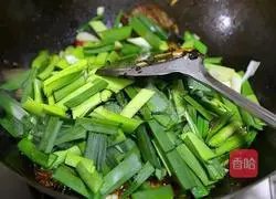 Illustration of how to cook twice-cooked pork with garlic 7