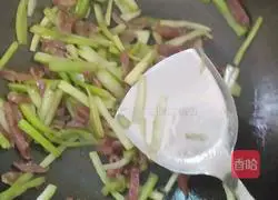 Illustration of how to stir-fry sausages with celery 7