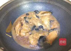 Illustration of how to make braised chicken wings with fungus 11