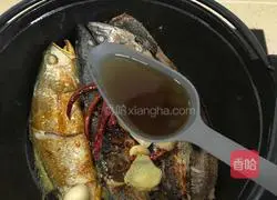 Illustration of how to stew fish in iron pot 9