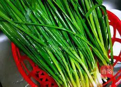 Illustration of how to make fried leeks with enoki mushrooms 5