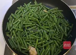 Illustration of how to make stir-fried cowpeas and meat 6