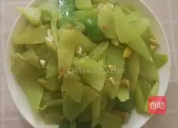 Illustration of how to stir-fry shredded pork with lettuce and green pepper 9