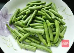 Illustration of how to stir-fry pork neck with green beans 2