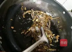 Illustration of how to make stir-fried loach with pickled vegetables 11