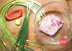 Illustration of how to make meat stuffed with garlic moss 1