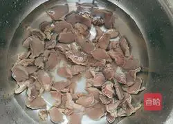 Illustration of how to cook duck gizzards with double peppers 6