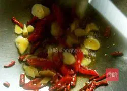 Illustration of how to make Qianjiang chicken offal 8