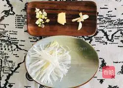 Illustration of how to make shredded pork with Beijing sauce 16