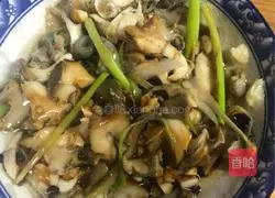 Illustration of how to pour conch with oil 6