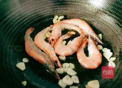 Illustration of how to stir-fry vannamei shrimp with luffa 9