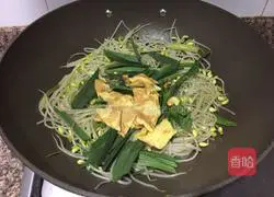 Illustration of how to make soybean sprouts, garlic sprouts and scrambled eggs 7