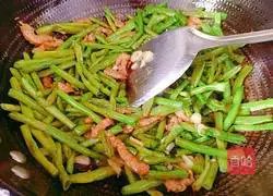 Illustration of how to make fried long beans with pork 13