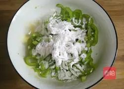 Illustration of how to fry green peppers with egg noodles 4