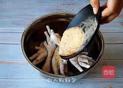 Illustration of how to make steamed chicken feet with flour 4
