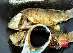 Illustration of spicy crucian carp recipe 4