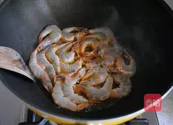 Illustration of braised prawns in oil 6