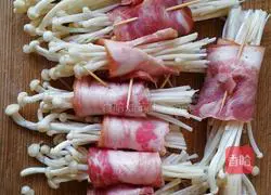 Bacon Illustration of how to make enoki mushroom rolls 3