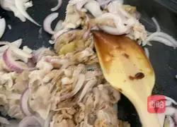 Illustration of how to stir-fry mutton with onions 6