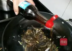 Illustration of how to make stir-fried loach with pickled vegetables 10