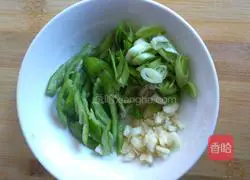 Illustration of how to make scrambled eggs with tomatoes 3