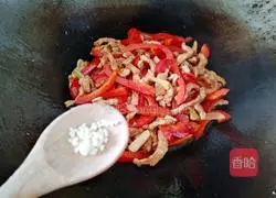 Illustration of how to make shredded bell pepper pork 13