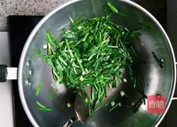 Illustration of how to make fried eggs with leeks 6