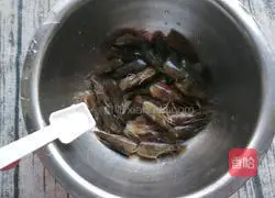 Illustration of how to eat two shrimps 4