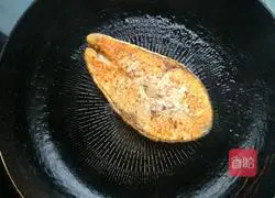 Illustration of how to make dry-fried salmon 5