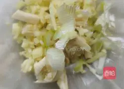 Illustration of how to stir-fry shredded pork with garlic moss 2