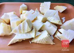 Illustration of how to stew spring bamboo shoots with plum meat bones 2