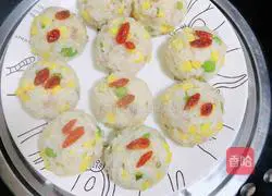 Illustration of how to make steamed rice balls with bacon and vegetables 11