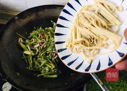 Illustration of how to stir-fry shredded pork with green pepper and bean skin 7