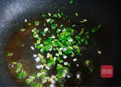 Illustration of how to make yellow croaker with salt, pepper, chives and onions 4