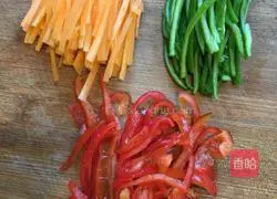 Illustration of how to make sauce-flavored colorful shredded chicken 2