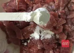 Illustration of how to cook loofah with fried meat 5