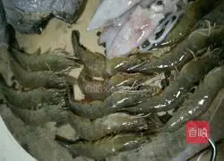 Illustration of how to cook shrimp and squid in oil 1