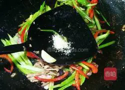 Illustration of how to make fried shredded pork with celery 10