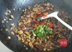 Illustration of how to make diced eggplant and mashed potatoes with diced meat 8