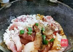 Illustration of how to make fried pork strips with onions 3